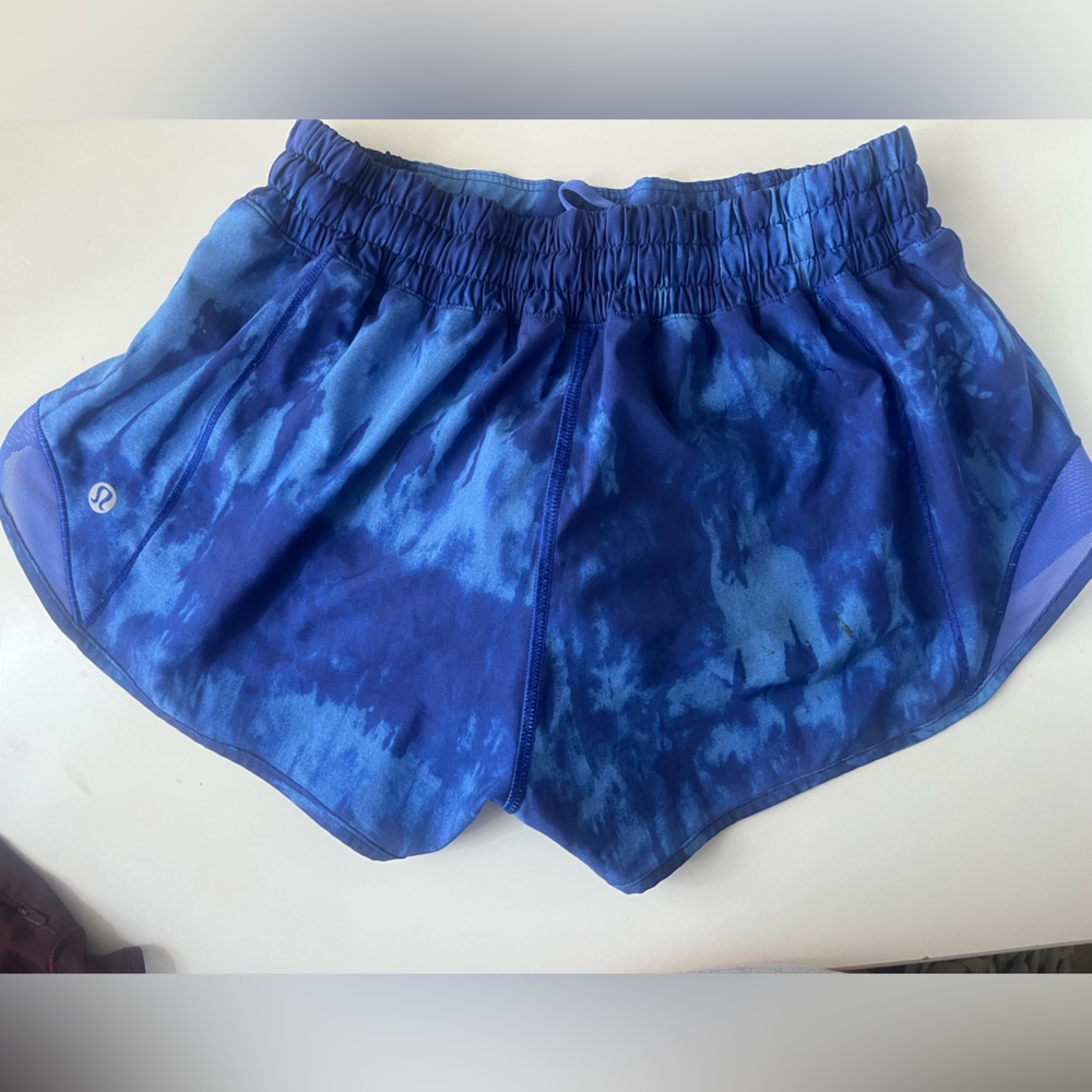 Lululemon hotty hot 2.5” low rise game day blue tie dye